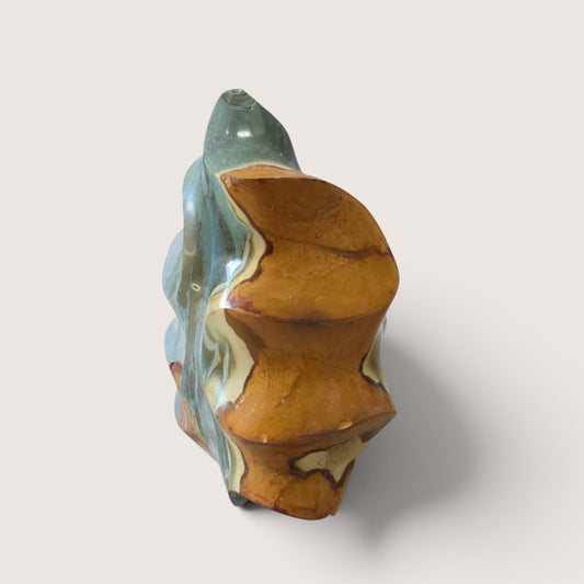 Polychroom Jaspis Sculptuur LET OP KNEUSJE