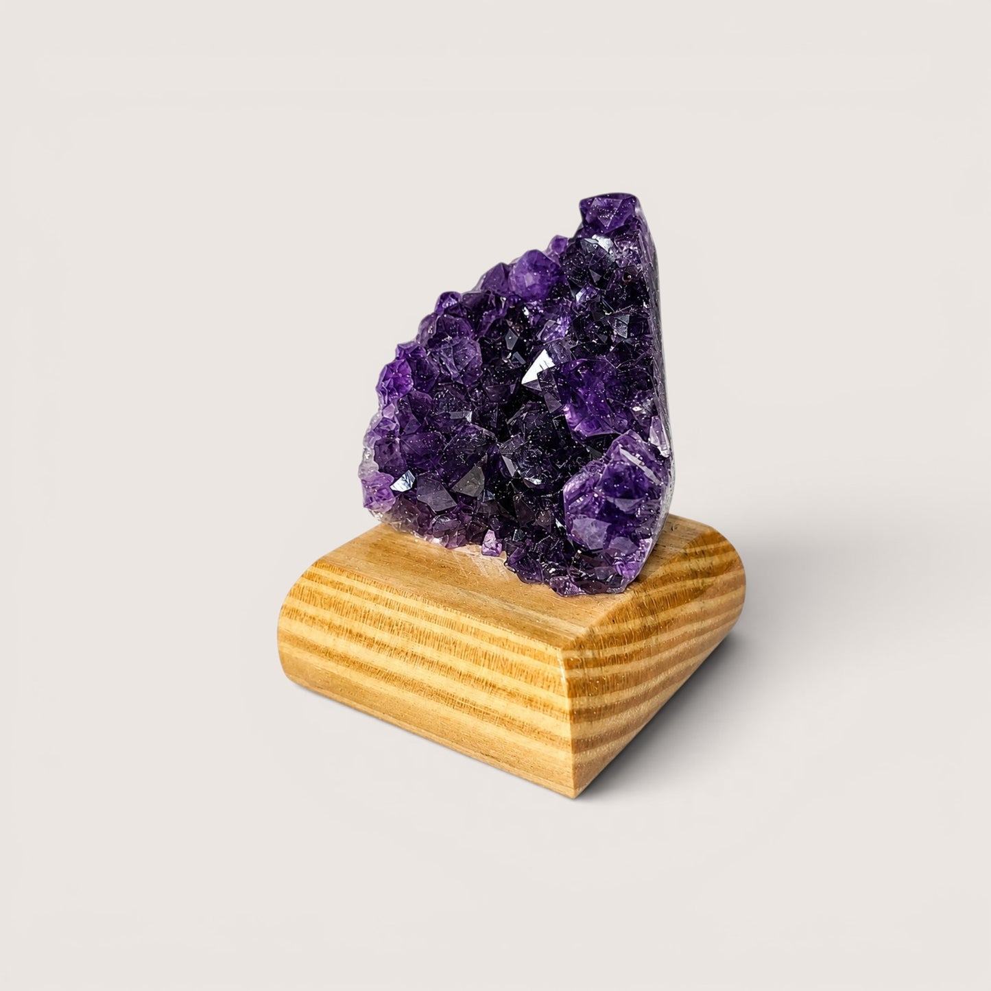 Amethyst cluster op houten voetje