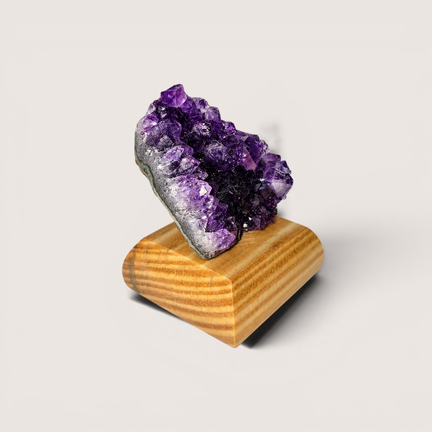 Amethyst cluster op houten voetje
