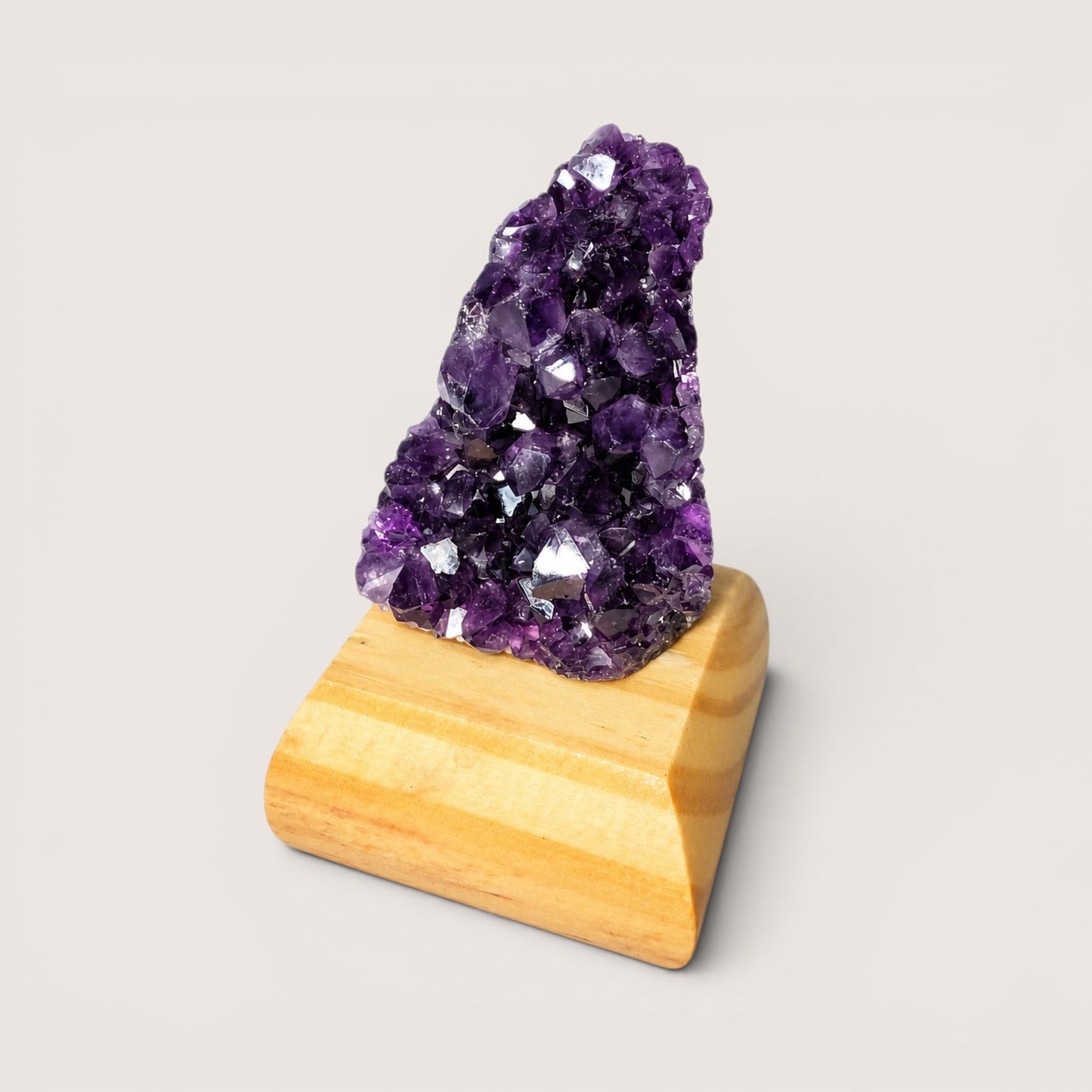 Amethyst op houten voetje