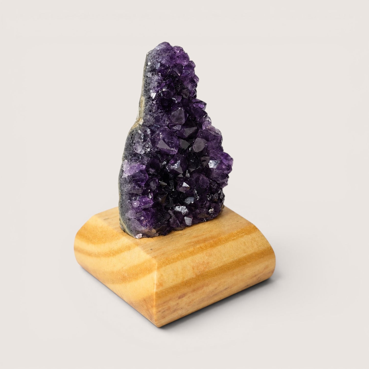 Amethyst op houten voetje
