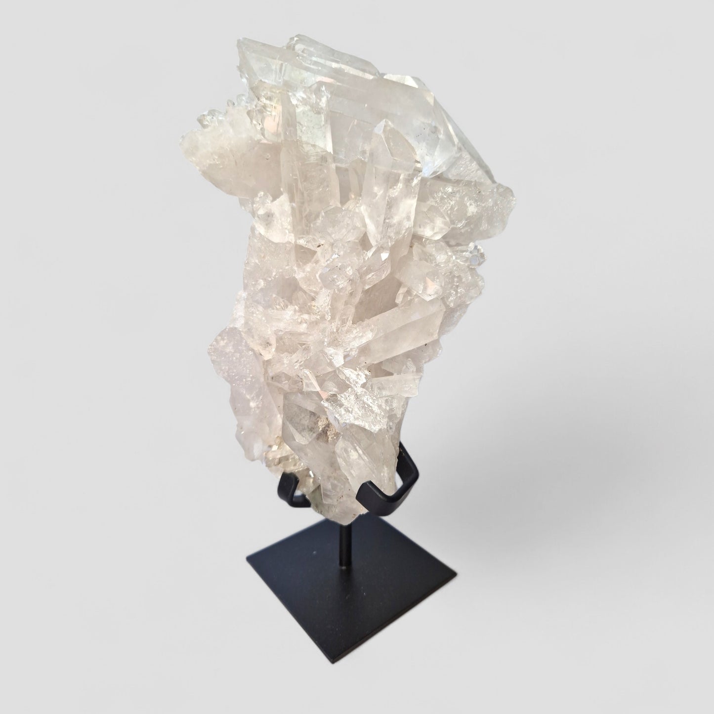 Bergkristal Cluster op standaard