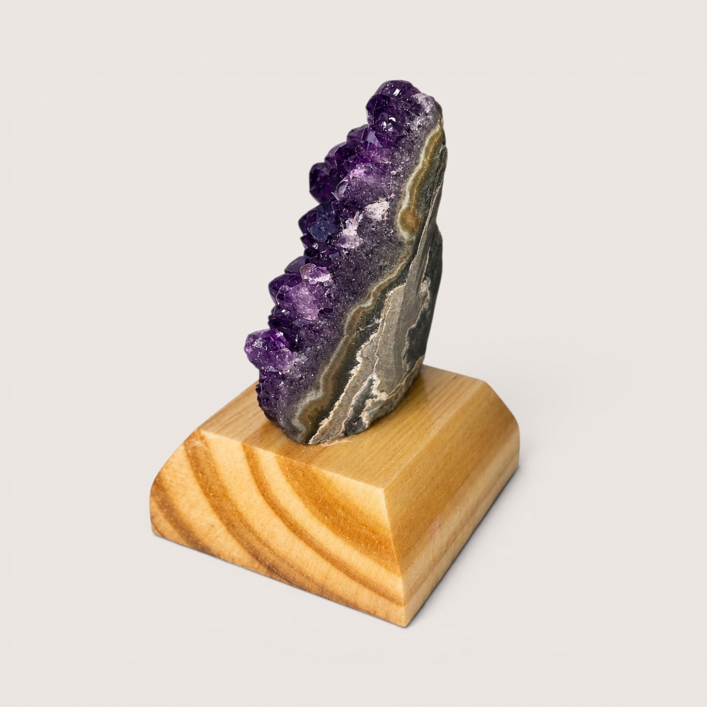 Amethyst op houten voetje