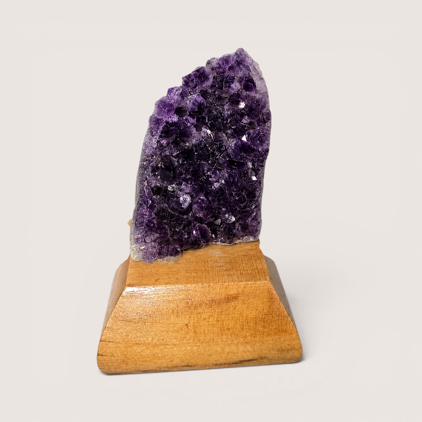 Amethyst op houten sokkel