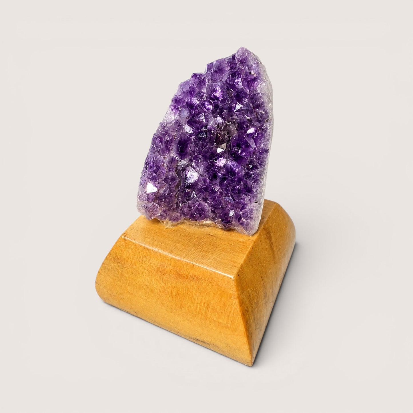 Amethyst op houten sokkel