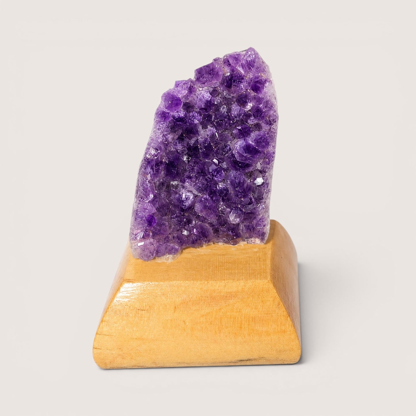 Amethyst op houten sokkel