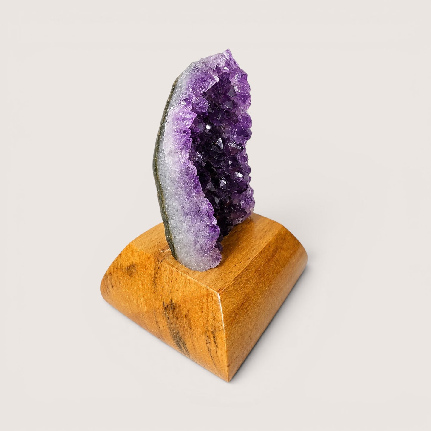 Amethyst op houten sokkel