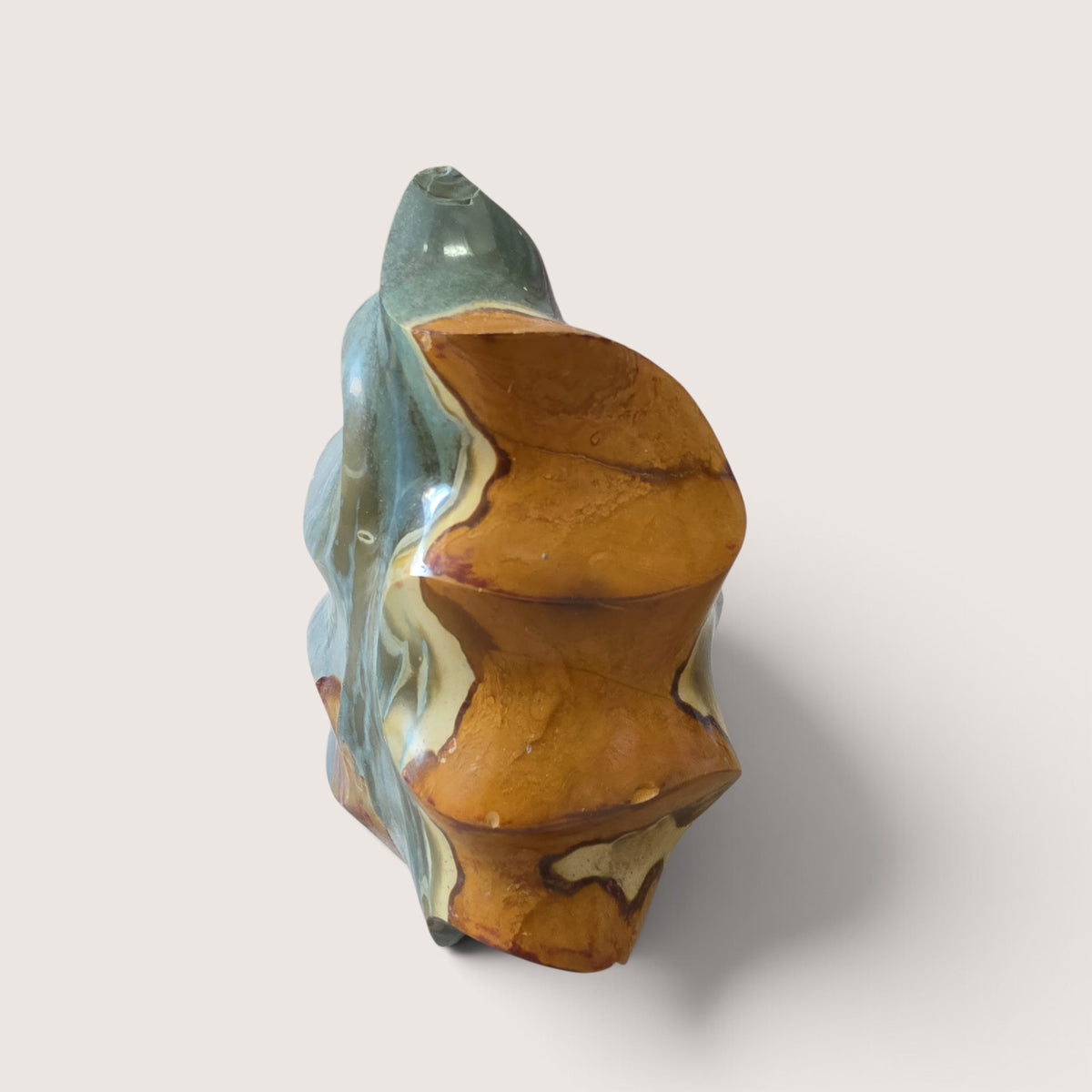 Polychroom Jaspis Sculptuur LET OP KNEUSJE