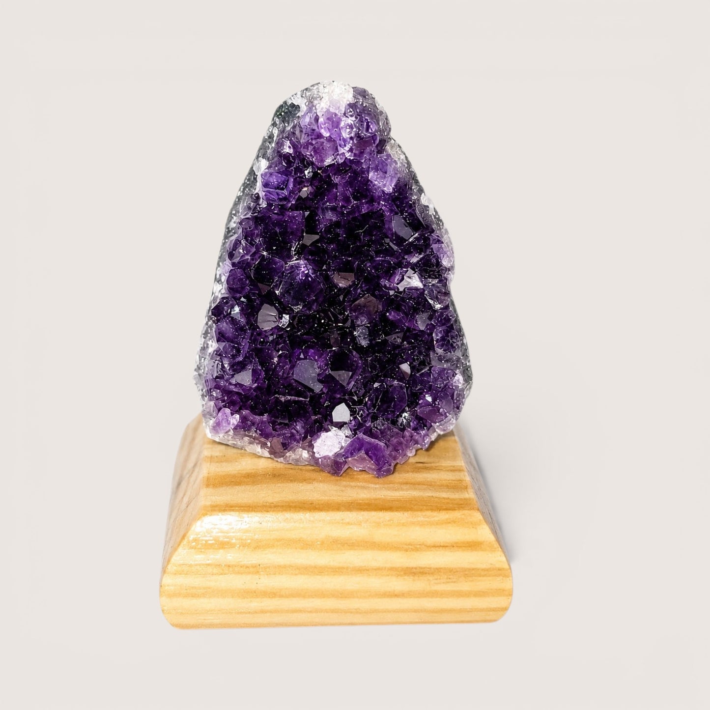 Amethyst cluster op houten voetje