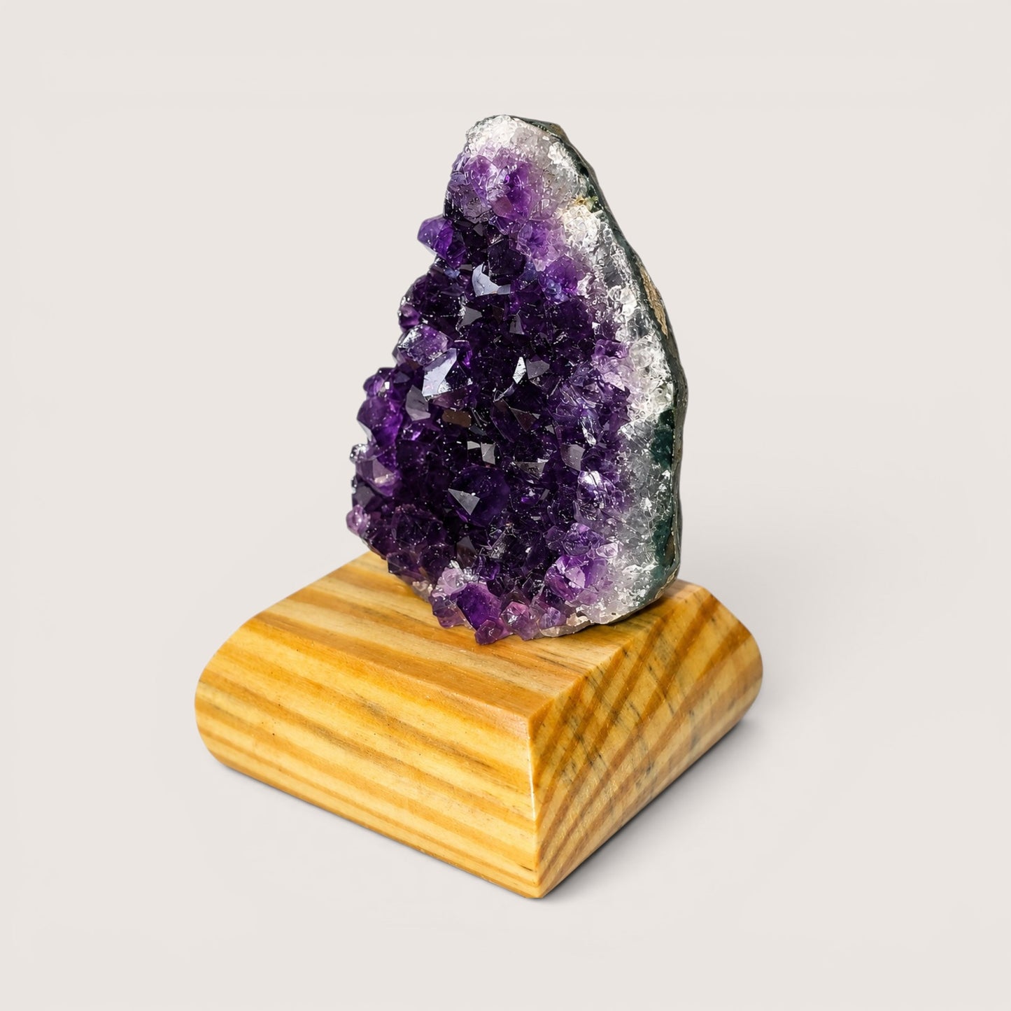 Amethyst cluster op houten voetje
