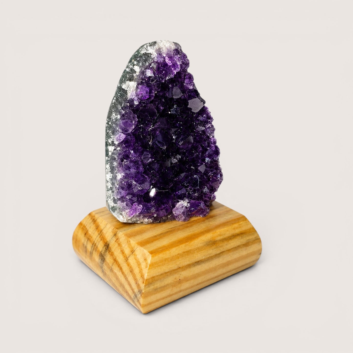 Amethyst cluster op houten voetje