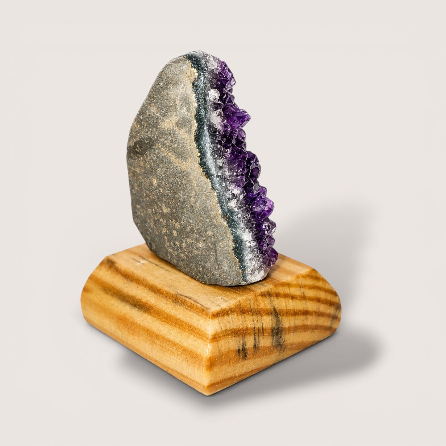 Amethyst cluster op houten voetje