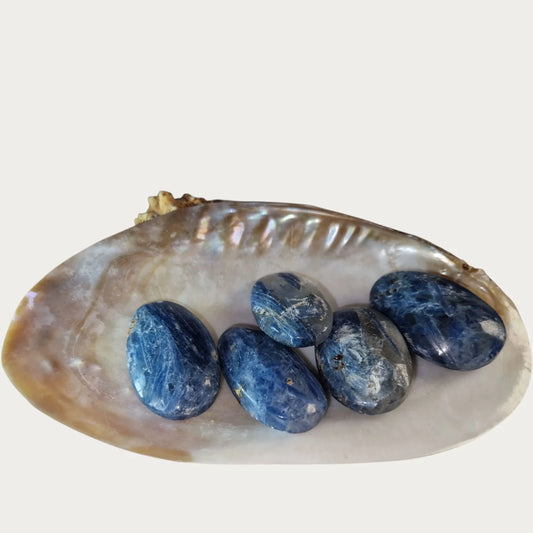Blaue Kyanit-Handschmeichler